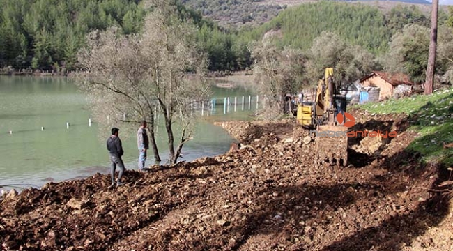 Alakır Barajı taştı, yollar kapandı