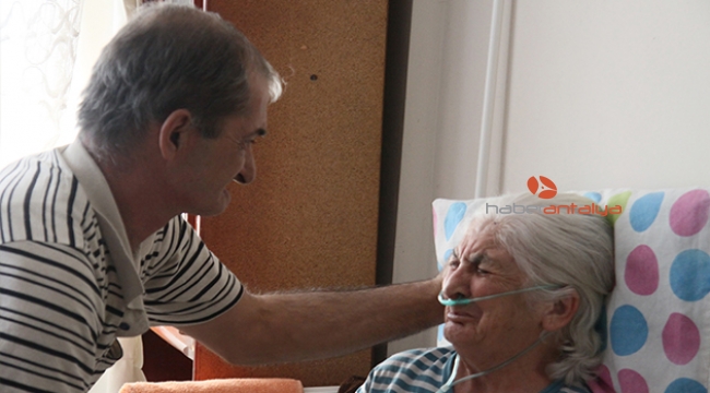 İşini bırakıp felçli annesine bakan adamın vefası