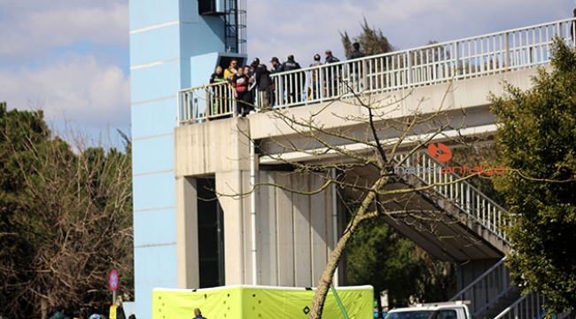 Akdeniz Ãniversitesi giriÅindeki yaya Ã¼st geÃ§idinde meydana geldi. Bir kadÄ±nÄ±n kÃ¶prÃ¼ Ã¼zerinde korkuluklara Ã§Ä±ktÄ±ÄÄ±nÄ± gÃ¶renler ile ilgili gÃ¶rsel sonucu