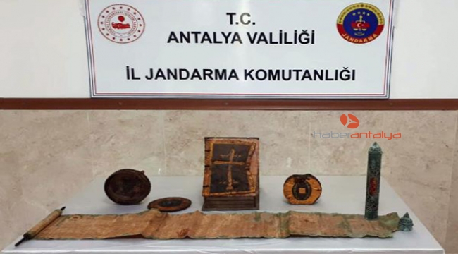 Altın işlemeli 1400 yıllık deri kitapları satmak isterken yakalandılar 