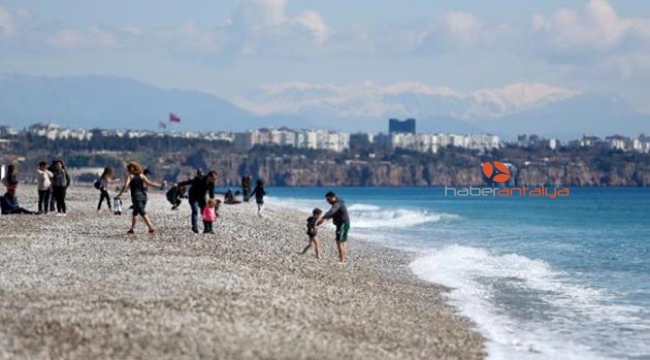 Antalya'da sahiller güneşli hava ile hareketlendi