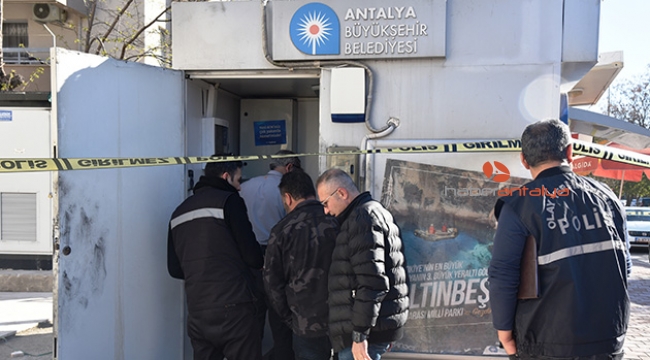 ATM'nin kapısını kırıp madeni paraları çaldılar