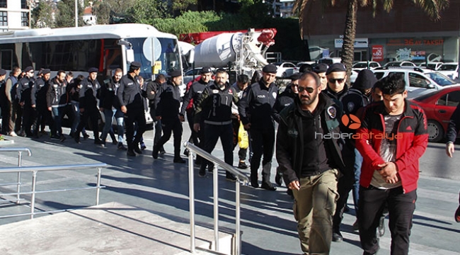 Gözaltına alınan 17 torbacı adliyede