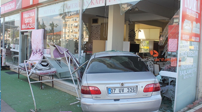 Kaza yapan otomobil mobilya mağazasına girdi