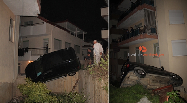 Polisin 'dur' ihtarına uymayan sürücü çarptığı duvarda asılı kaldı