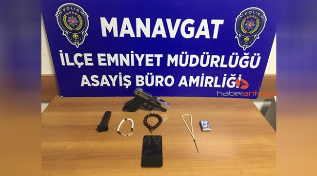 Uyuyan kişinin boğazına bıçak dayayıp eşyalarını gasp etti