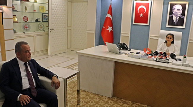 Böcek, koltuğunu çocuk başkana bıraktı