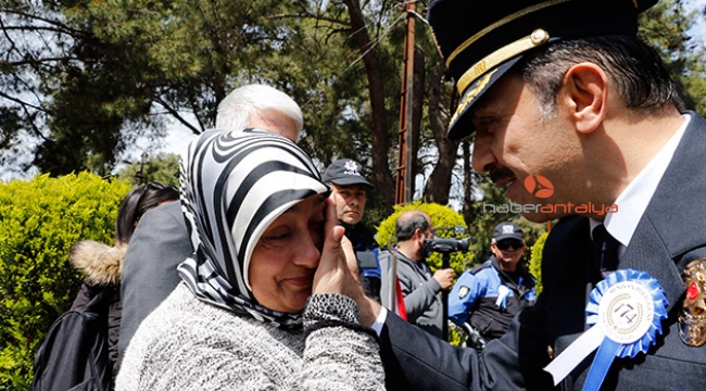 Emniyet müdürü, şehit annesinin gözyaşlarını sildi