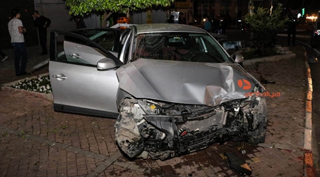 Kaza yapan sürücü otomobili bırakıp kaçtı