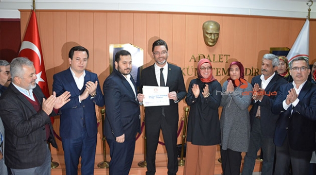 Korkuteli Belediye Başkanı İşlek, mazbatasını alıp göreve başladı