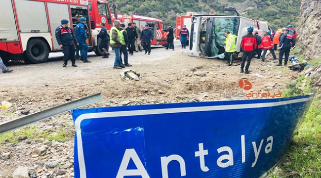 Midibüs devrildi: 2 ölü, 15 yaralı