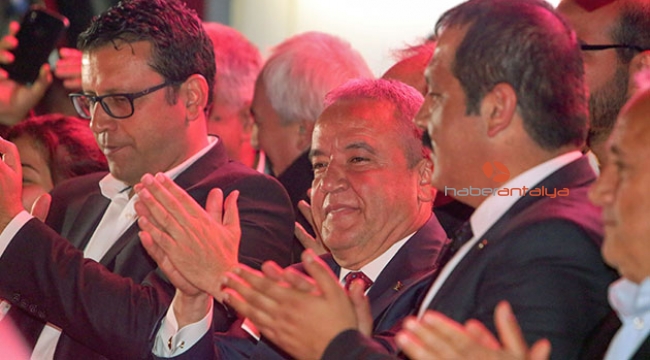 MUHİTTİN BÖCEK, PARTİ BİNASI ÖNÜNDE KONUŞTU