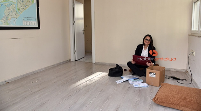 Muhtar, koltuk yerine yer minderine oturdu