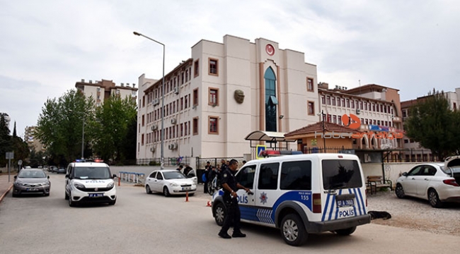 Okul önünde bıçaklı, zincirli kavga