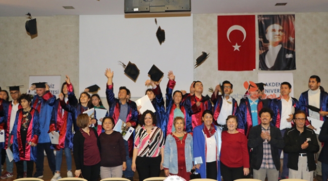Özel gençlerin mezuniyet sevinci