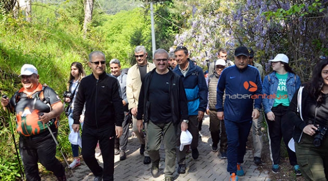 Protokol ve halk 13 km'lik yolu yürüdü