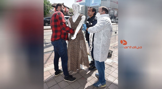 Üzerindeki kürkün çalındığı cansız mankene 'taciz'
