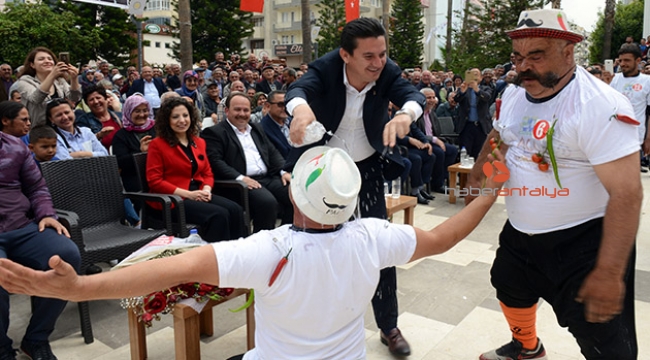 "Yandım Allah" diyerek protokolün önüne koştu