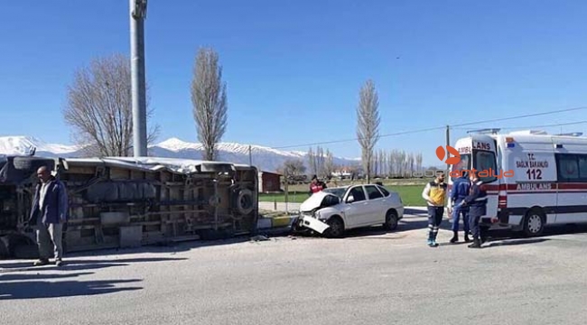 Yolcu midibüsüyle otomobil çarpıştı; 2'si ağır 17 yaralı