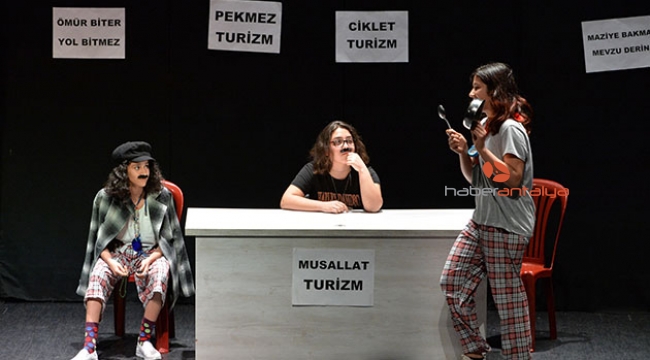 Zeytinköy’ün tiyatrocu çocukları ayakta alkışlandı 