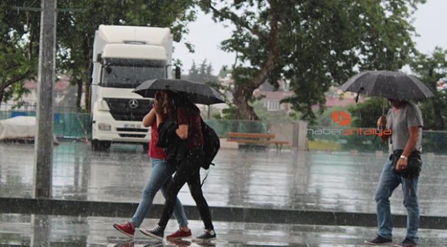 Antalya'da yaz yağmuru ıslattı 