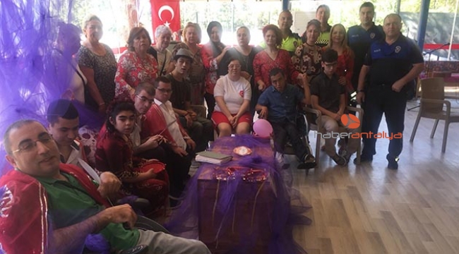 Antalya Polisi engelli gençlerin temsili asker kına törenine katıldı