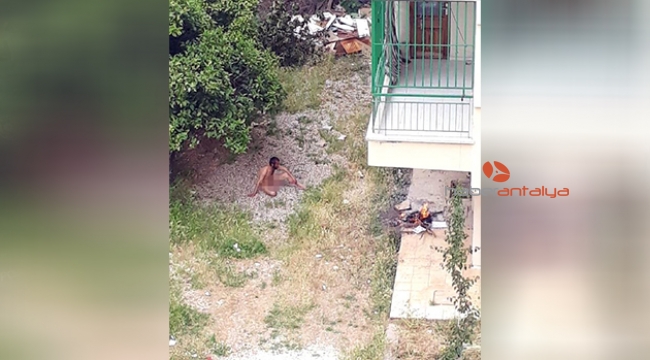 Apartman Bahçesinde, çırılçıplak Oturdu