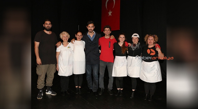 ASMEK kursiyerleri tiyatro sahnesinde