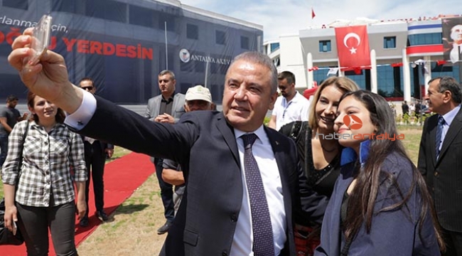 Başkan Böcek, gençlerin mezuniyet sevincine ortak oldu 