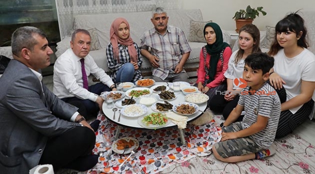 Başkan Böcek, iftarda Kiriş ailesinin konuğu oldu