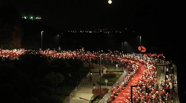 Binlerce Antalyalı dev bayrak ve meşalelerle yürüdü