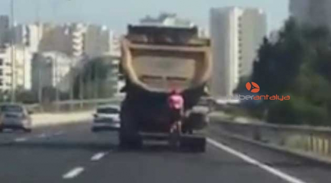Bisikletli, 100 kilometre hızla giden kamyondan yol istedi