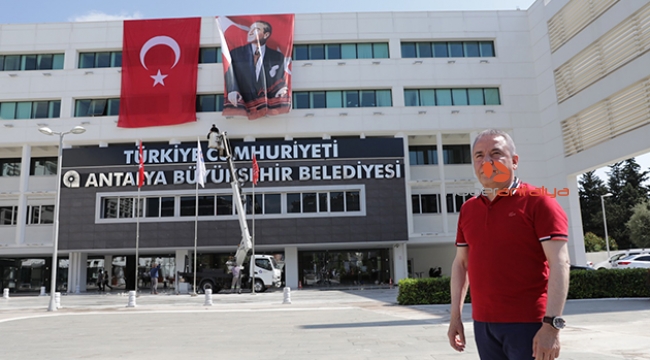 Büyükşehir Belediyesi’ne ‘Türkiye Cumhuriyeti’ tabelası takıldı
