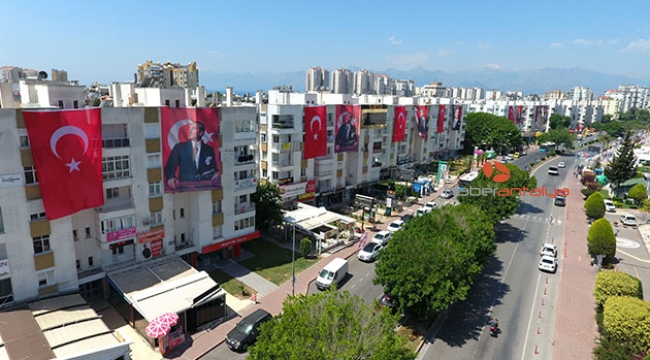En işlek cadde Bayrak ve Atatürk posterleriyle donatıldı