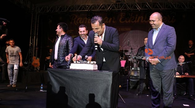 Ferhat Göçer'e konserinde doğum günü sürprizi 