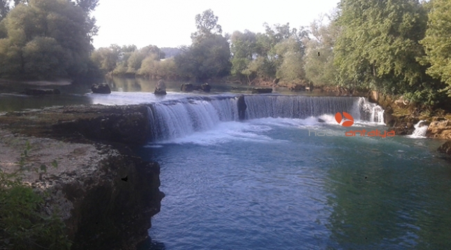 Manavgat Şelalesi'nde tehlikeli yolculuk