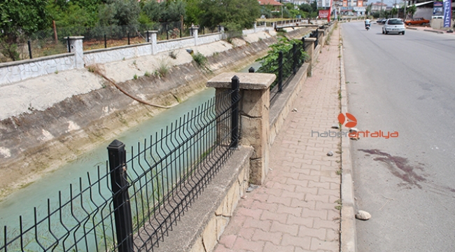Öldürdükleri kişiyi kanala atmak isterken yakalandılar