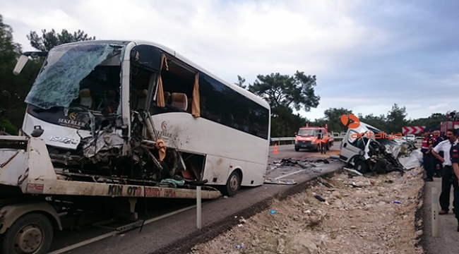 Personel servisi ile tüp yüklü minibüs çarpıştı: 1 ölü, 15 yaralı