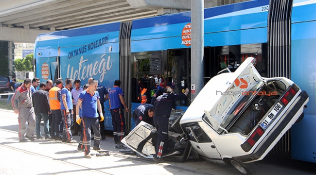 Tramvay ile çarpışan otomobil havada kaldı 