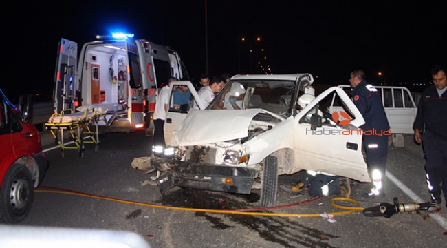 Tur otobüsü park halindeki kamyonete çarptı