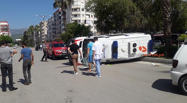 Ambulans kazası, yaralı var!