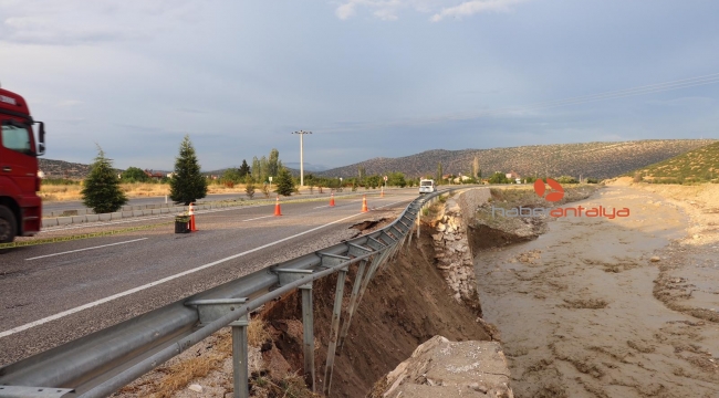 Antalya'da heyelan sebebiyle yol çöktü