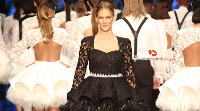Bar Refaeli Antalya'da podyuma çıktı