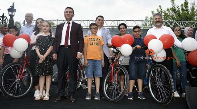 Başarılı öğrenciler bisikletle ödüllendirildi