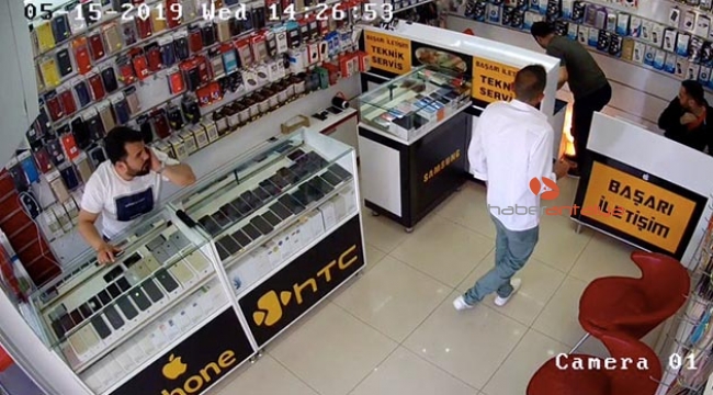 Cep telefonunun bataryası elinde patladı 