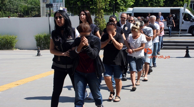 Eşiyle sorun yaşayan kadınları milyonlarca lira dolandırdılar