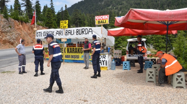 Karayolu kenarında sahte bal satışına şok baskın