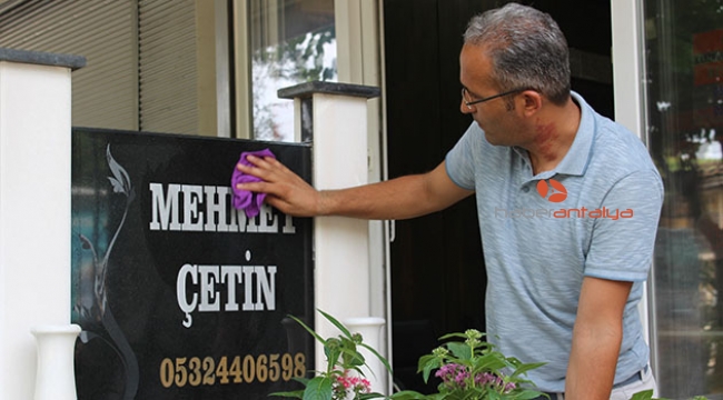 Mezar taşının üzerinde telefon numarasını gören şaşkına dönüyor