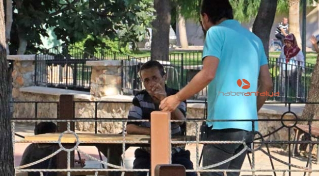 Namaza hazırlanan yaşlı adama şok !