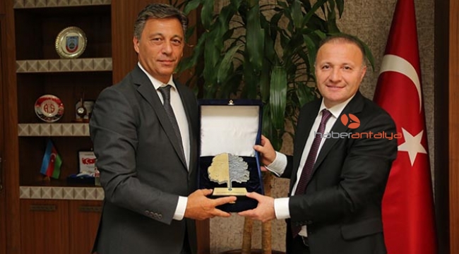 Rektör Ünal’a Çevreci Üniversite Ödülü